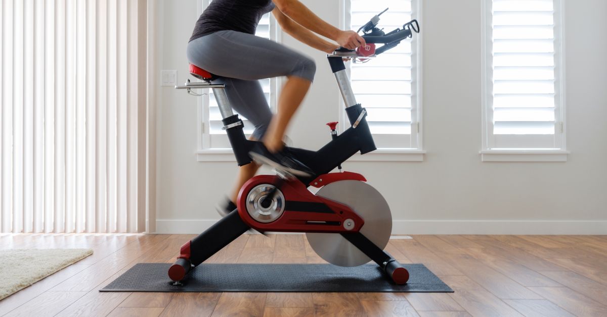 Kvinde bruger en spinningcykel