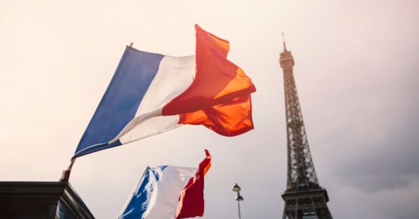Fransk flag med Eiffel Tower i baggrunden